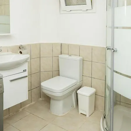 1br Central House Near Shore *